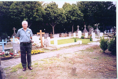 photo of Blankenberge Cemetery and GNB's grave in far right of the grass plot