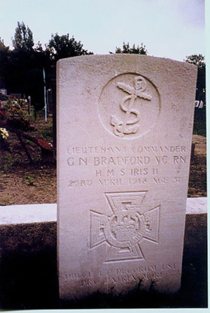 photo of Georgie Bradford's gravestone taken in year 2000 by his cousin Bob Chambers