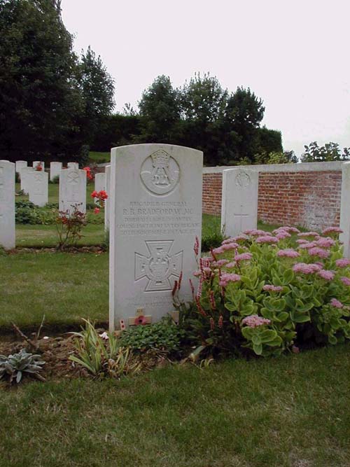 digital colour pic of Roland's grave in 2001